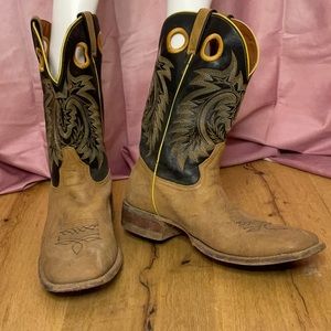Men’s size 11 cowboy boots.